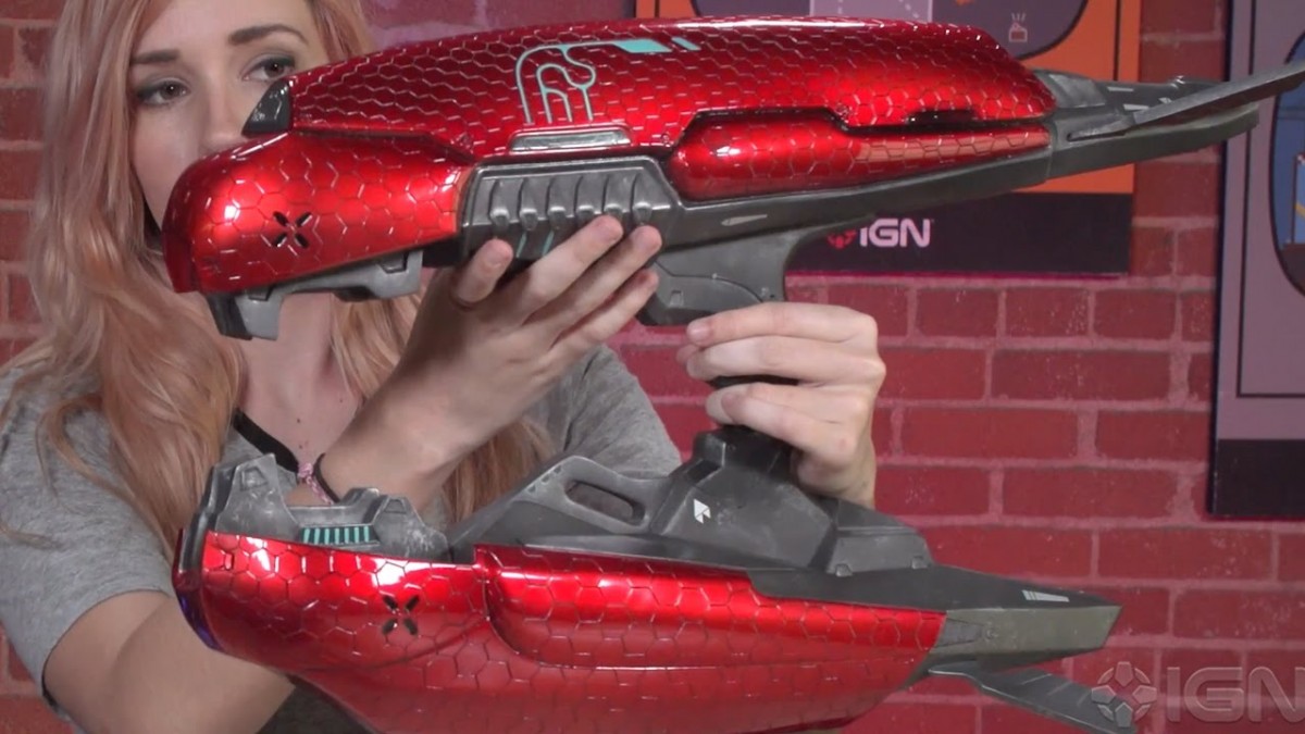Artistry in Games Halo-2-Life-Size-Plasma-Rifle-Replica-Unboxing Halo 2: Life-Size Plasma Rifle Replica Unboxing News  XBox unboxing plasma rifle PC Microsoft Game Studios Microsoft Ingram Entertainment ign unboxings IGN Hired Gun Halo 2 Bungie Software  